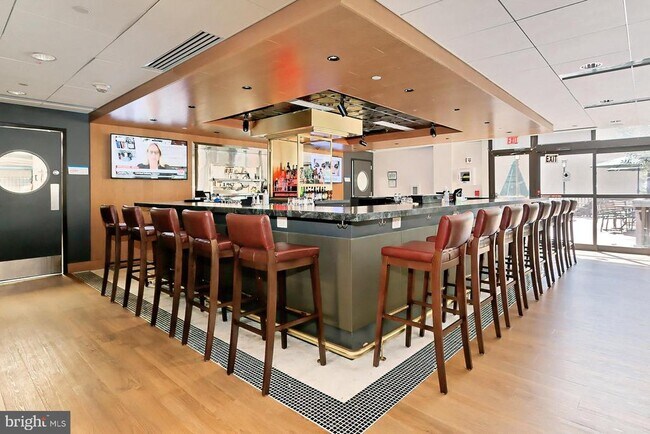 5904 Mt Eagle Dr in Alexandria, VA - Building Photo - Building Photo