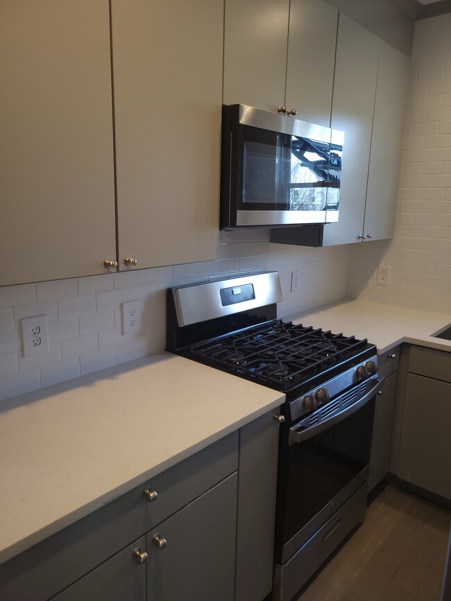 38 Melville St, Unit 2 in Fall River, MA - Foto de edificio - Building Photo