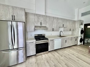 7822 Shadyspring Dr in Burbank, CA - Foto de edificio - Building Photo