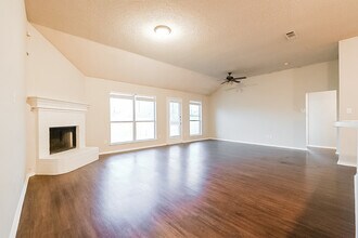 616 White Swan Dr in Arlington, TX - Building Photo - Building Photo