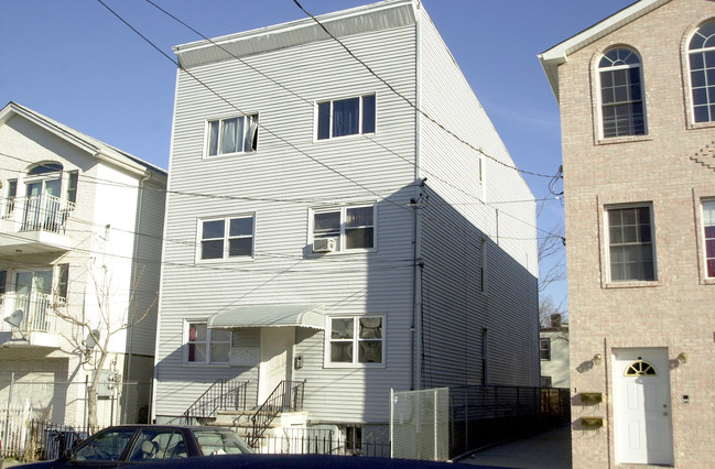 90 Armstrong Ave in Jersey City, NJ - Building Photo - Building Photo