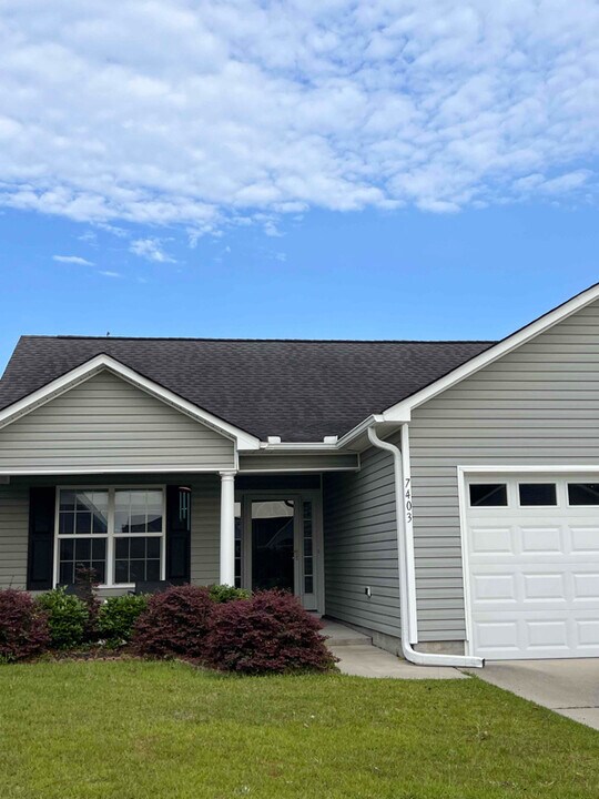7403 Walking Horse Ct in Wilmington, NC - Building Photo