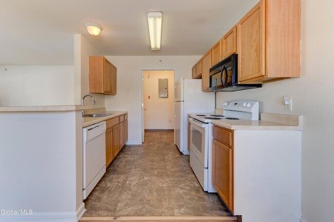 906 Heritage Way, Unit 906 in Wilton, NY - Foto de edificio - Building Photo