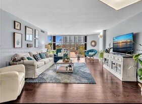 6423 Collins Ave in Miami, FL - Building Photo