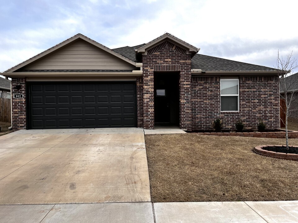 902 W Cottonwood St in Rogers, AR - Building Photo