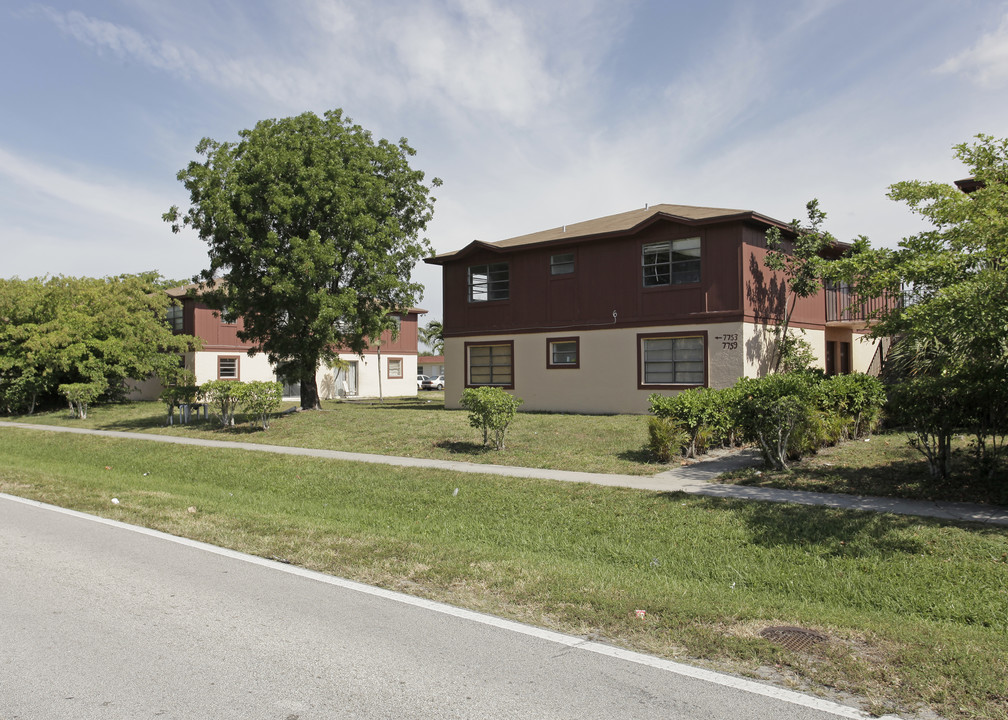 7743-7779 Tam Oshanter Blvd in North Lauderdale, FL - Building Photo