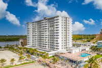 Hollywood Towers in Hollywood, FL - Foto de edificio - Building Photo