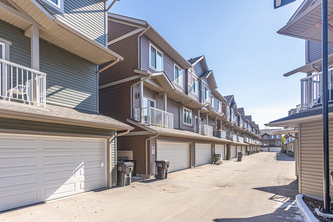 1051 Graydon Hill Blvd SW in Edmonton, AB - Building Photo - Building Photo