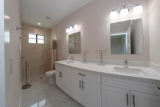 122 SE 12th Ter in Cape Coral, FL - Foto de edificio - Building Photo