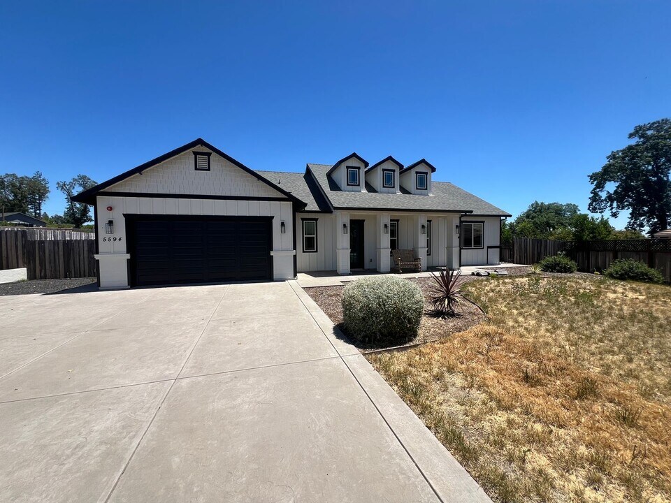 5594 Little Grand Canyon Dr in Paradise, CA - Building Photo