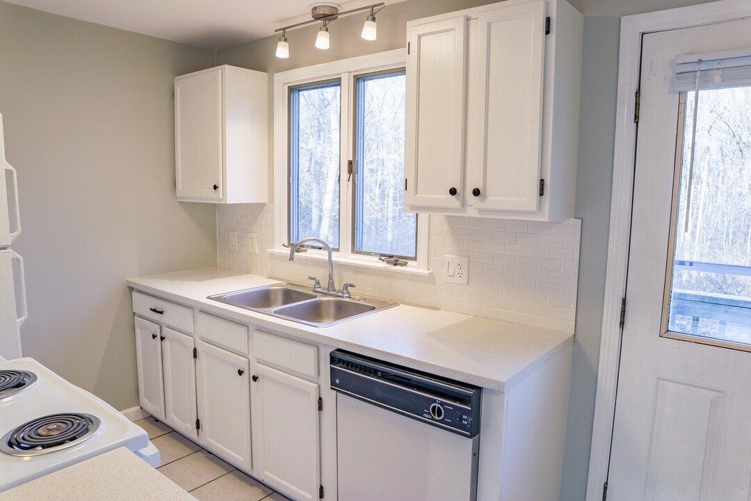 120 Young St, Unit 1 in East Hampton, CT - Foto de edificio