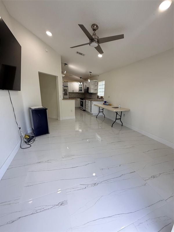 3380 NW 78th Ave in Margate, FL - Foto de edificio - Building Photo