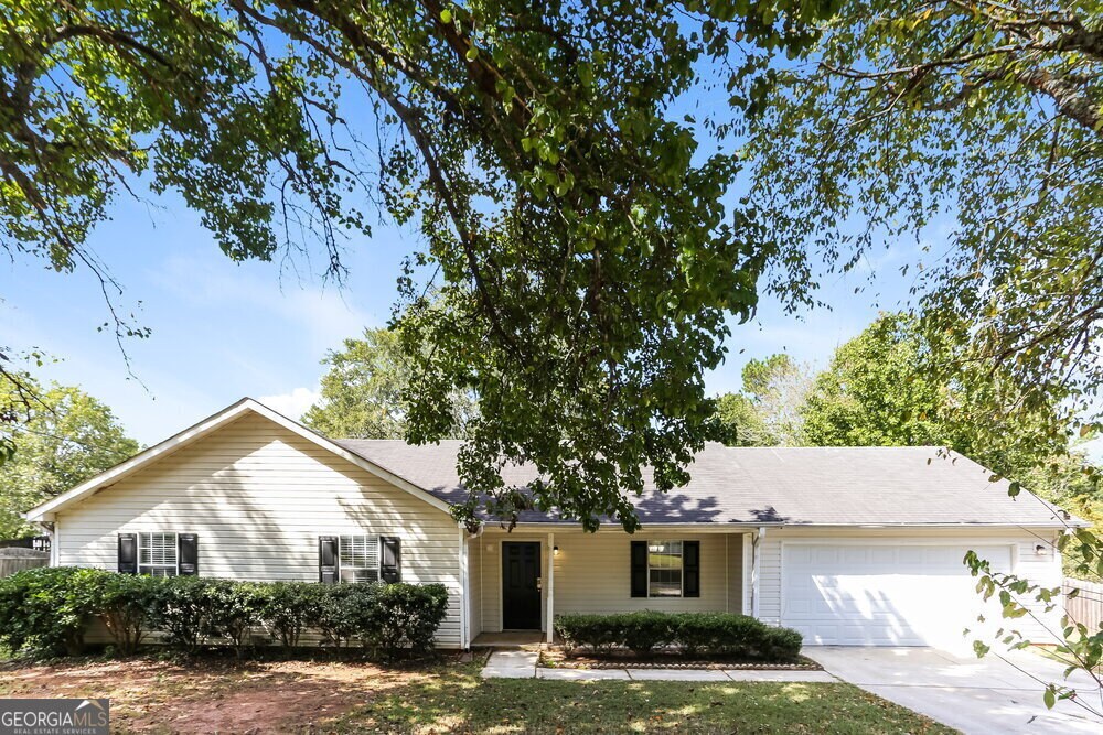 65 Mallie Ct in Hampton, GA - Building Photo