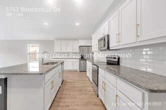 5753 Brookville Dr in Fort Worth, TX - Foto de edificio - Building Photo