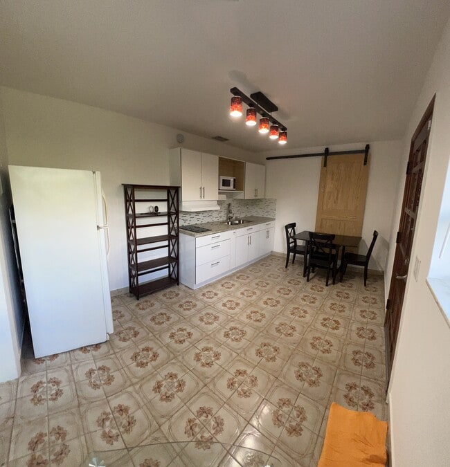 501 SW 60th Ct in Miami, FL - Foto de edificio - Building Photo