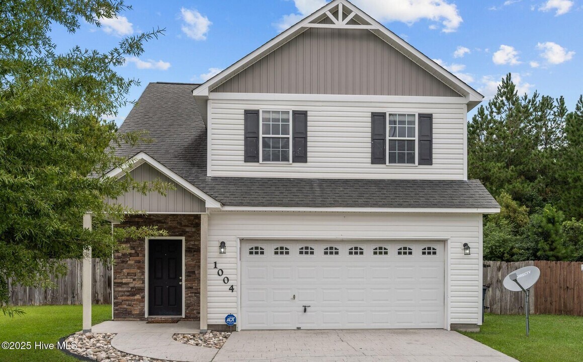 1004 Summerfield Ct in Jacksonville, NC - Building Photo