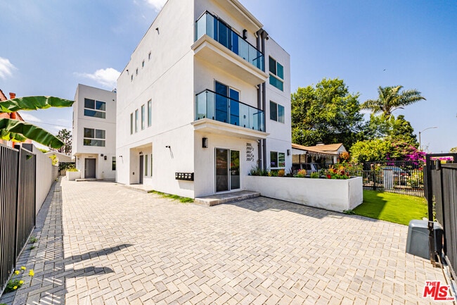 2055 S Garth Ave in Los Angeles, CA - Foto de edificio - Building Photo