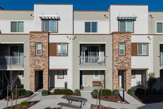 Estaire Luxury Townhomes in Fairfield, CA - Building Photo - Building Photo