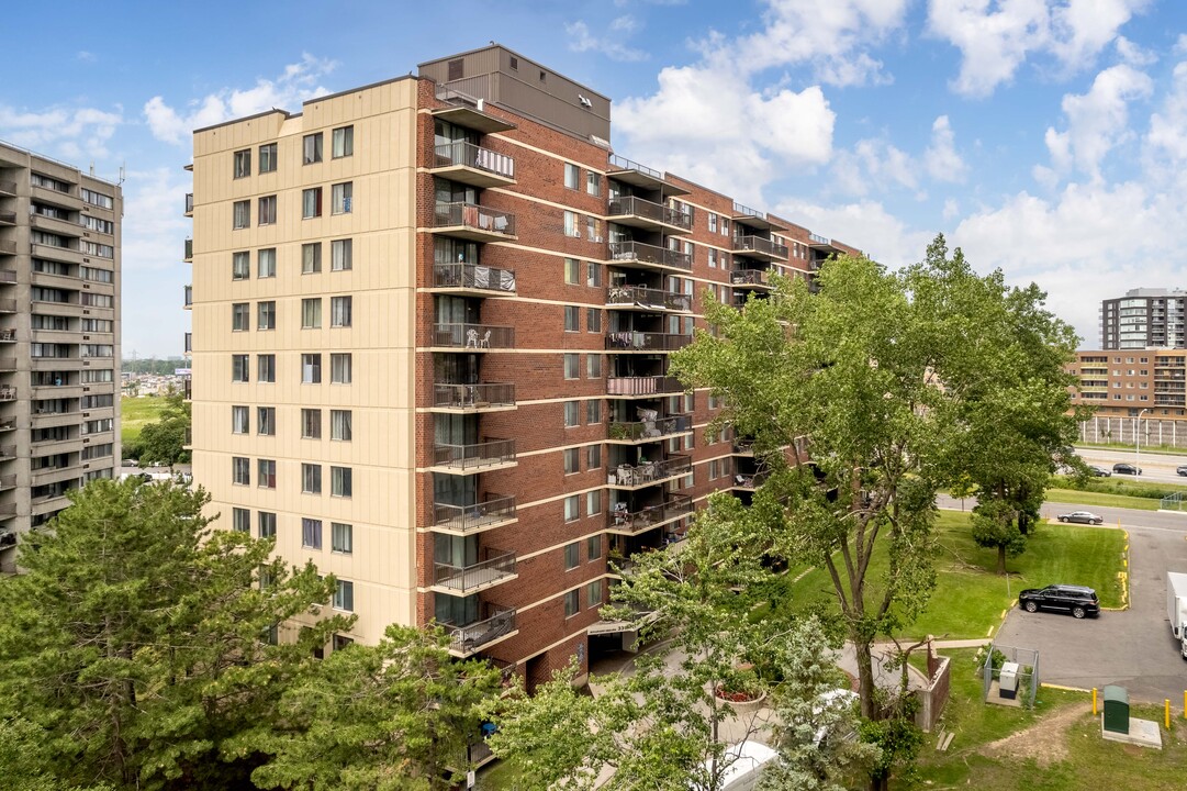 Le Comesol Apartments in Montréal, QC - Building Photo