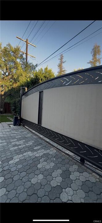 19617 Oxnard St in Los Angeles, CA - Building Photo