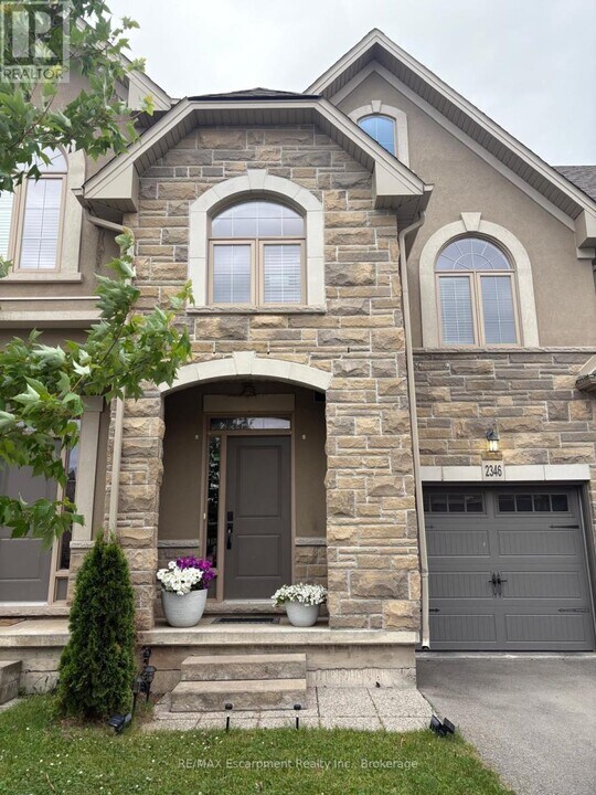 2346 Natasha Cir in Oakville, ON - Building Photo