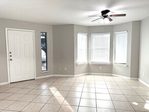 3032 La Estancia Ln in Houston, TX - Foto de edificio - Building Photo