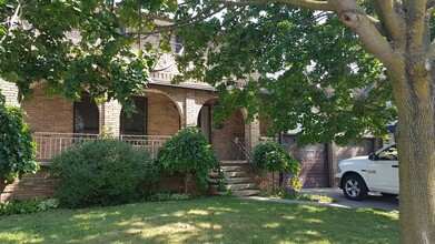 979 Lasalle Park Rd in Burlington, ON - Building Photo - Building Photo