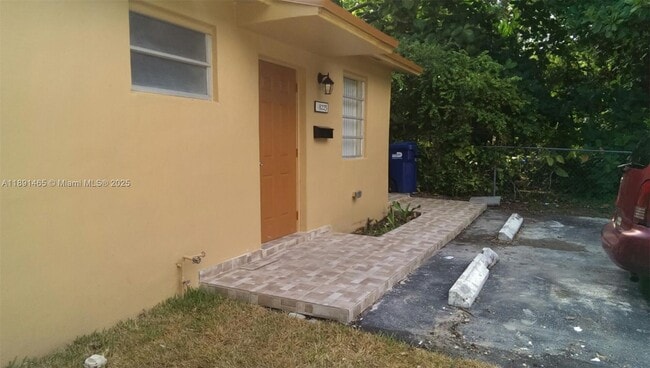 18223 Oleta Dr in North Miami Beach, FL - Building Photo - Building Photo