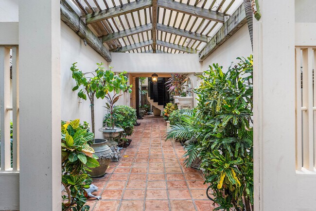 13 Sloans Curve Dr in Palm Beach, FL - Building Photo - Building Photo