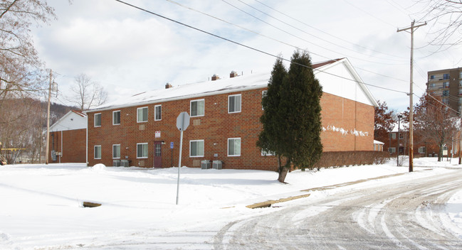 Coraopolis Gardens in Coraopolis, PA - Building Photo - Building Photo