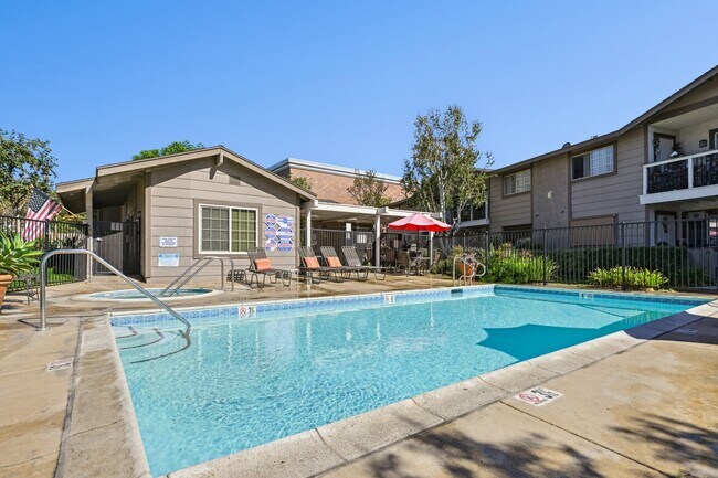 Sunnyside Senior Apartments in San Dimas, CA - Foto de edificio - Building Photo