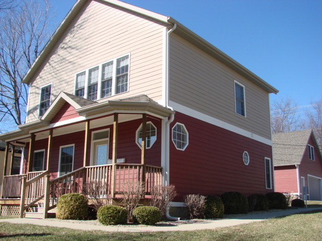 614 W Kirkwood Ave in Bloomington, IN - Foto de edificio