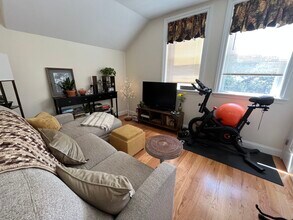 925-927-927 Massachusetts Ave, Unit #6 in Arlington, MA - Foto de edificio - Building Photo