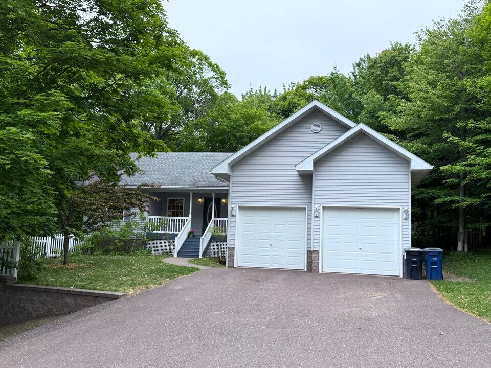 2003 Spruce Ln in Houghton, MI - Building Photo