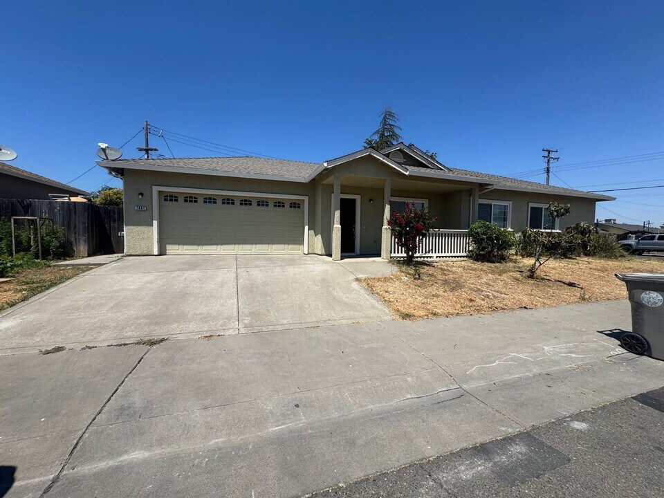 7081 Dylan Ave in Sacramento, CA - Building Photo
