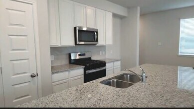 946 Grand Emperor DR in Houston, TX - Building Photo - Building Photo