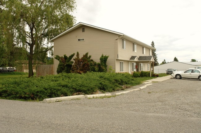 130-170 E Dakota Ave in Hayden, ID - Foto de edificio - Building Photo