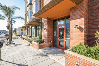 Laurel Bay in San Diego, CA - Foto de edificio - Building Photo