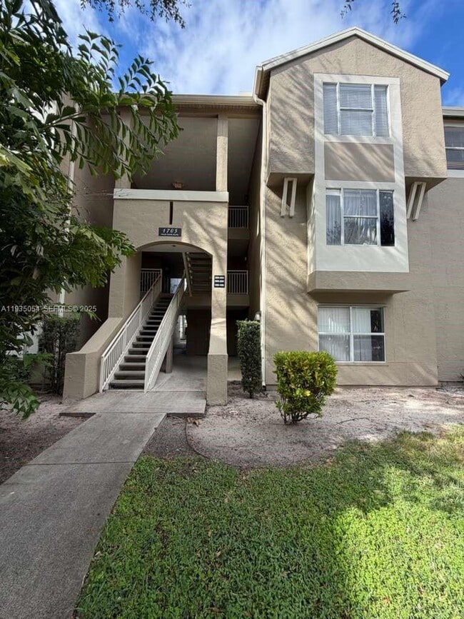 1705 Palm Cove Blvd in Delray Beach, FL - Foto de edificio - Building Photo