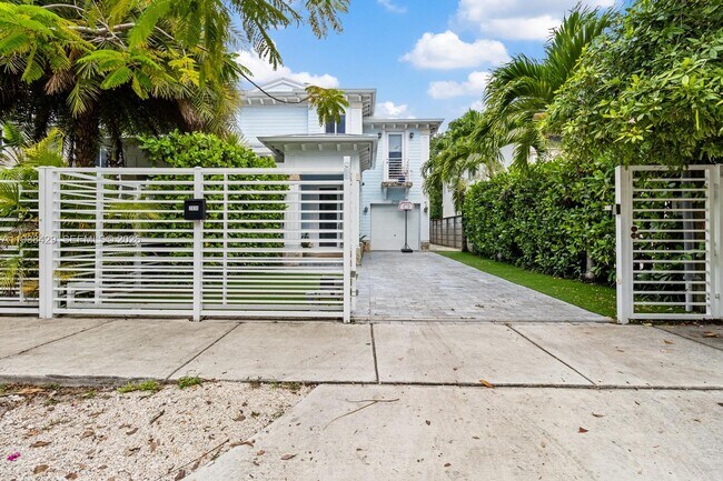 2930 Catalina St in Miami, FL - Building Photo - Building Photo