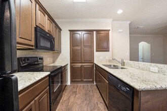 Spacious 3 Bed, 3.5 Bath Condo in Great Co... in College Station, TX - Building Photo - Building Photo