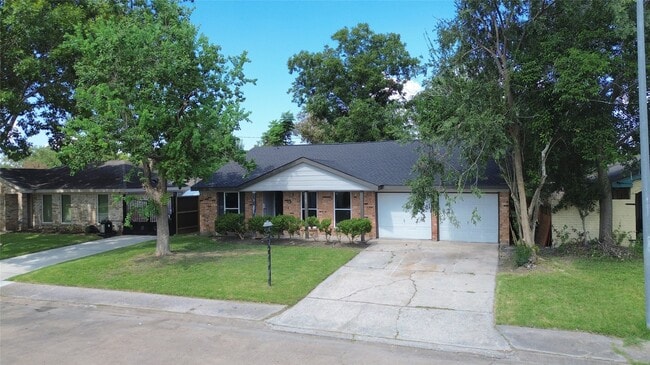 property at 11742 N Nottingham Cir
