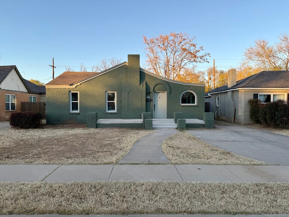 2420 22nd St in Lubbock, TX - Building Photo