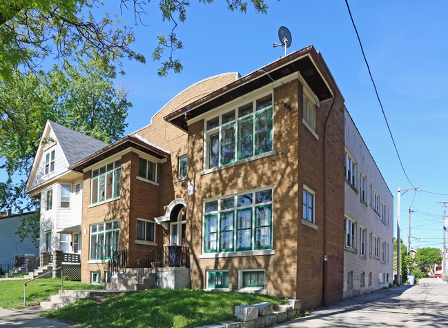 820-823 S 22nd St in Milwaukee, WI - Foto de edificio - Building Photo