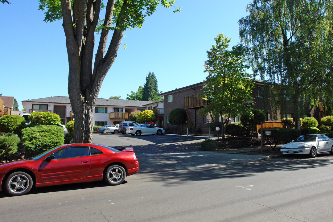 Irvington Court in Portland, OR - Building Photo