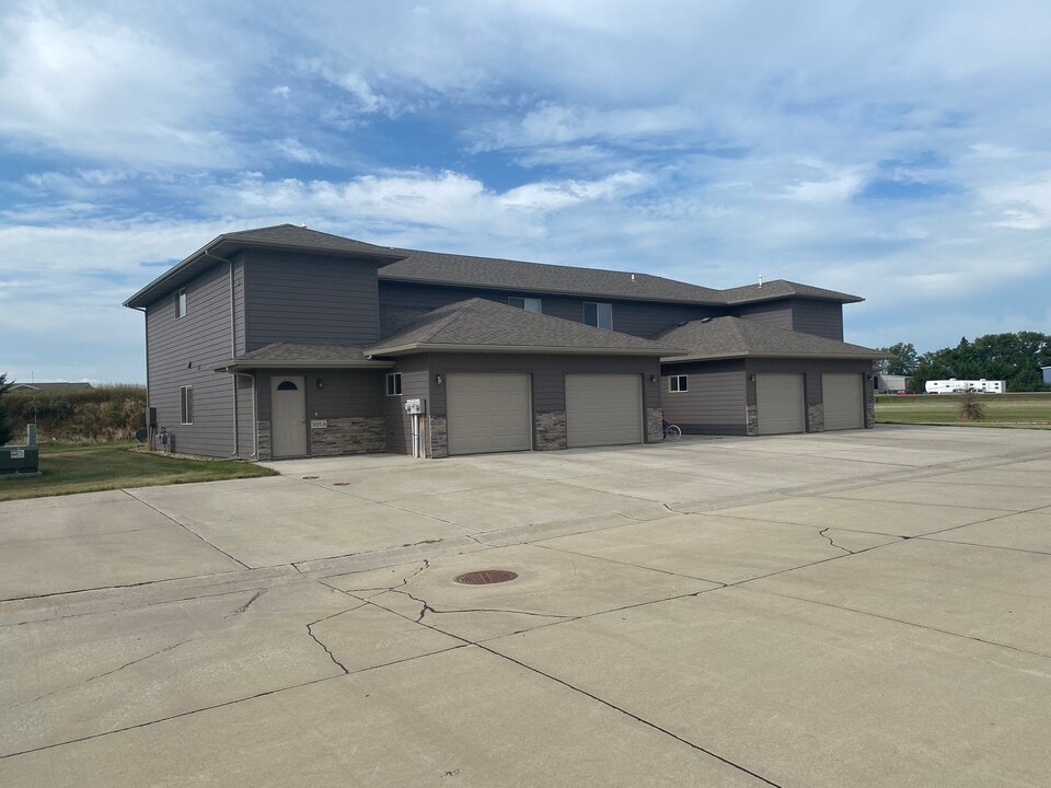 301 W Opal Ln in Hartford, SD - Building Photo