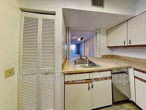 2333 Feather Sound Dr in Clearwater, FL - Building Photo - Building Photo