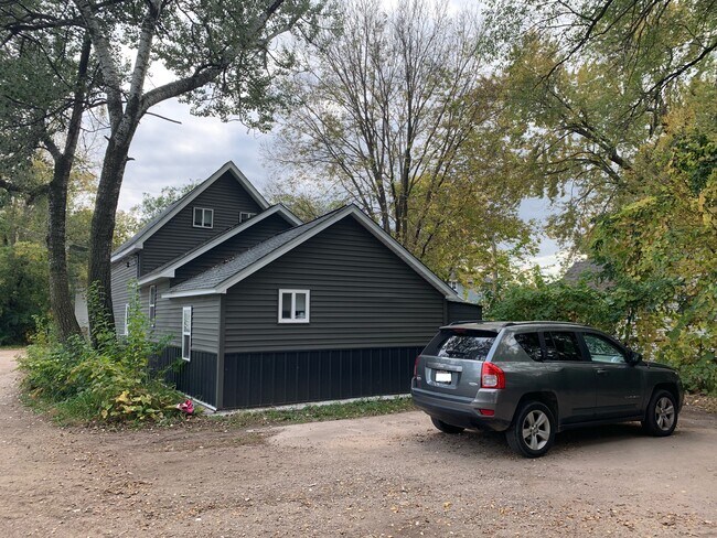 912 Lakeside Ave in Eau Claire, WI - Foto de edificio - Building Photo