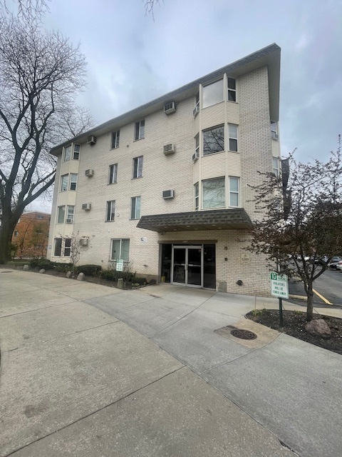 8232 Niles Center Rd in Skokie, IL - Building Photo