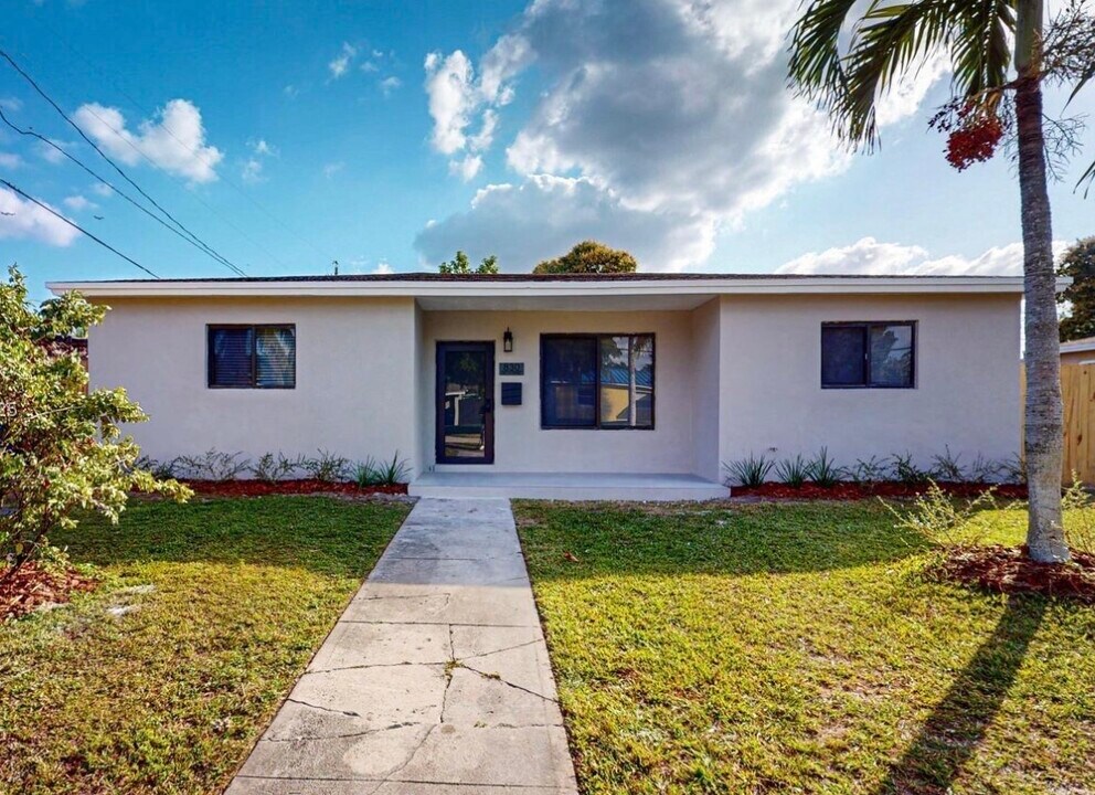 830 NE 171st Ter in North Miami Beach, FL - Building Photo
